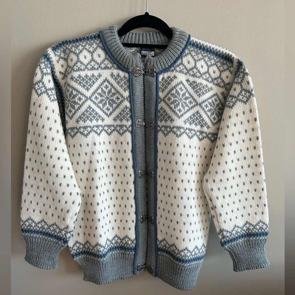 Dale of Norway Cardigan Wool Sweater Pewter Hook Loop Sz 40 Gray White Blue SM